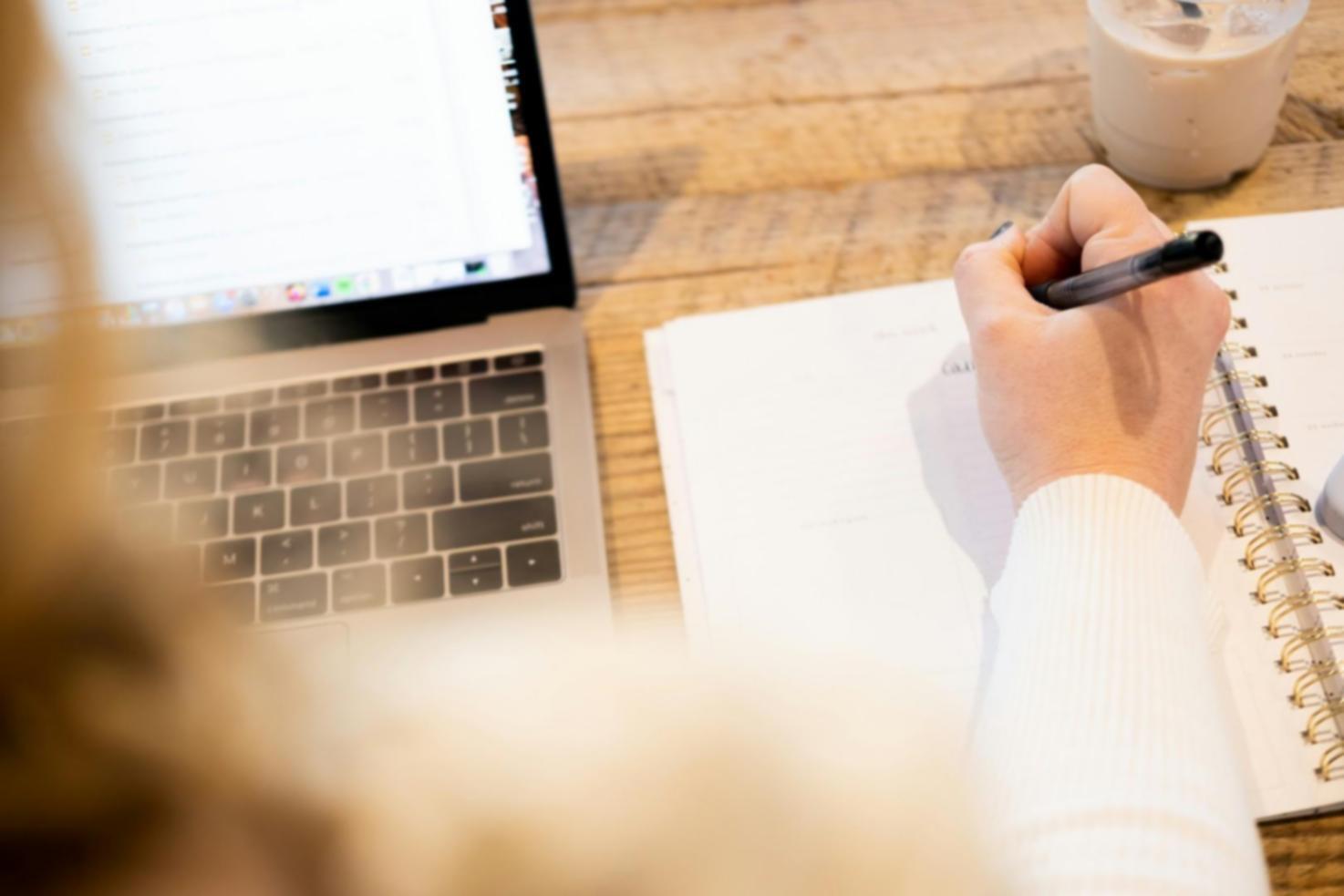 Tableau de bord collaboratif pour équipes financières avec partage de données sécurisé
